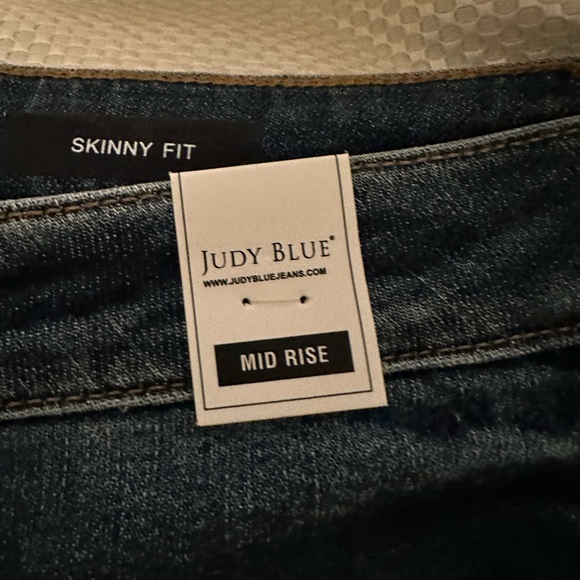 NEW Judy Blue Mid Rise Destroyed Knee Skinny Jeans Size 15 - Picture 4 of 6